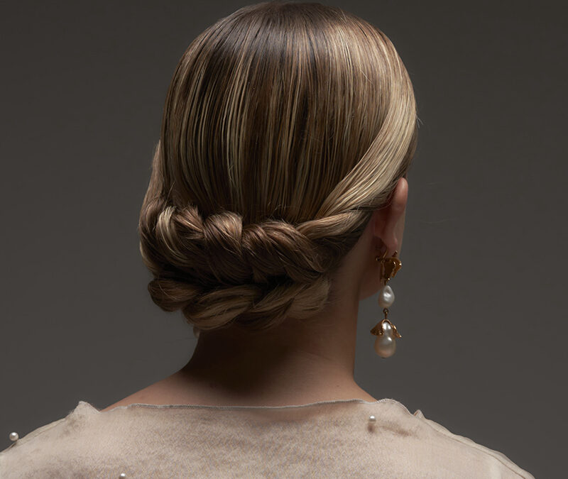 JUANMY MEDIALDEA presenta Recogido bajo de cordones cruzados con efecto Wet Look